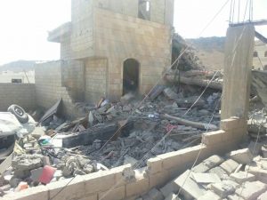 شاهد : دمار كبير جراء غارات السعودي الامريكي العدوان الذي استهدفت منزل المواطن محمد العيدروس بصنعاء (صور) 