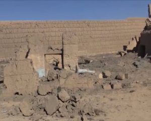 شاهد : تدميرعدد من منازل وسيارات المواطنين جراء استهدف العدوان السعودي الأمريكي مدينة صعدة القديمة بغارتين (صور)
