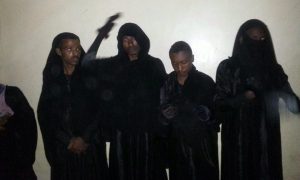 بالصور: اعتقال أربعة اثيوبيين متنكرين بزي نسائي في نقطة تفتيش بذمار. 