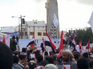 شاهد : الحشود الجماهيرية الهائلة المتوافدة الى ساحة التغيير بصنعاء(صور)