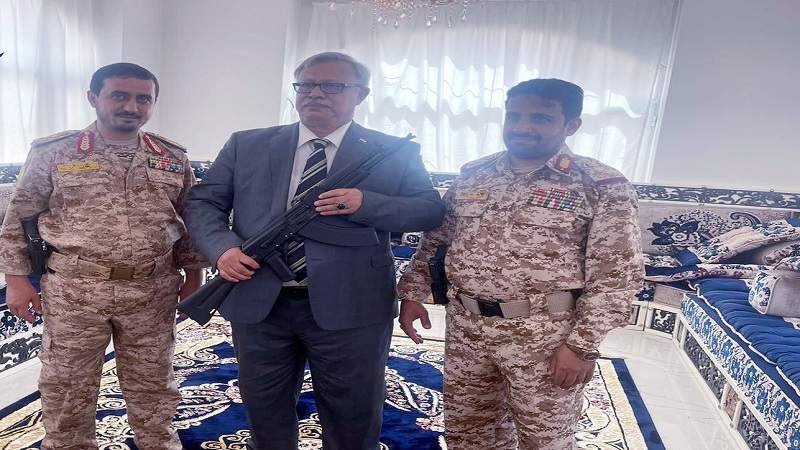 شاهد.. رئيس الوزراء بيده سلاح يمني 100% هدية من رئيس هيئة الأركان “صور”