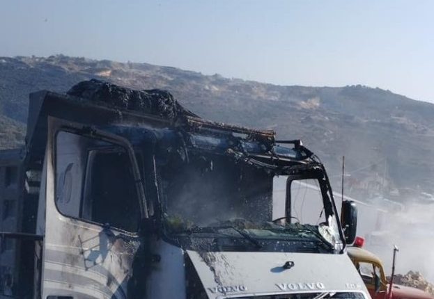 عصابات العدو تحرق شاحنة فلسطينية
